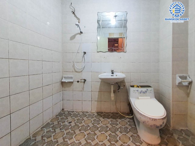 ทาวน์โฮม 3 ชั้นมือสอง เพชรเกษม ม.สุชา1 เพชรเกษม เนื้อที่กว้าง 17.60 ตร.ว. ฟังก์ชัน 4 ห้องนอน 3 ห้องน้ำ ที่จอดรถ 1 คัน ภายในสภาพดี มีพื้นที่ใช้สอยกว้างขวาง โครงการตั้งบนทำเลแห่งการเดินทาง ใกล้รถไฟฟ้าสายสีน้ำเงิน "สถานีหลักสอง" และจุดขึ้นทางด่วน "พระราม2"...